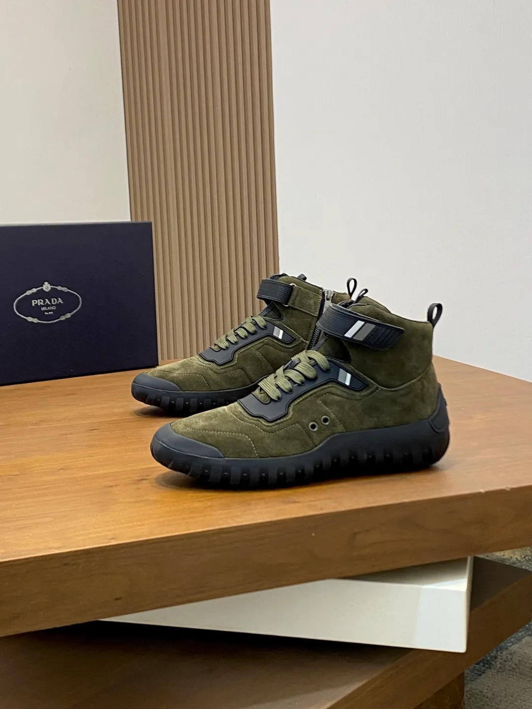 Men's shoes 💰860 Prada/Prada's new men's patchwork casual sports boots! The shoe's exquisite stitching outlines a unique geometric texture, and contemporary lines and details reinterpret the classic sports style. The upper is made of ultra-official material, and the lining is full cowhide. It is lightweight, breathable, practical and versatile. The tongue is decorated with the Prada Milano logo, and the logo print is embellished with the laces. It is paired with a 2.5cm two-color rubber sole to create a comfortable wearing experience. Comes with full set of original packaging dust bag! Size: 39-40-41-42-43-44 (45 customized) standard leather shoe size